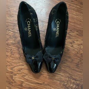 Vintage Chanel tweed kitten heels with gold logo